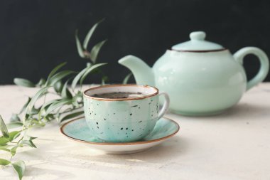 Çaydanlık ve bir fincan sıcak yeşil çay.