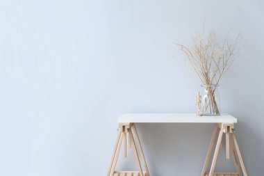 Işık duvarının yanında dekorlu modern masa