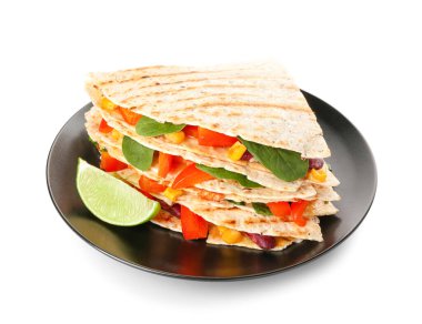 Beyaz arka planda lezzetli vejetaryen quesadilla tabağı.