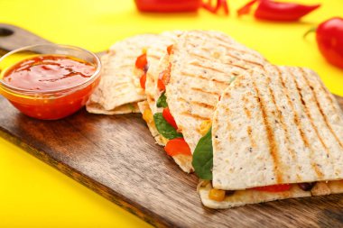 Lezzetli vejetaryen quesadillas ve soslu pano, yakın plan.