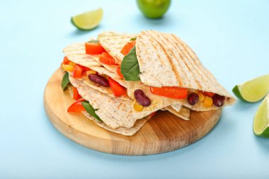 Lezzetli vejetaryen quesadillas ve renkli limonlu pano