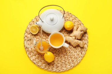 Zencefil, bal ve limonlu çaydanlık ve çay.