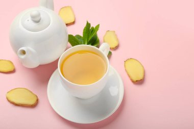 Çaydanlık ve çay zencefilli ve nane arkaplanlı.