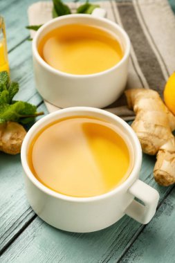 Zencefilli ve limonlu çay fincanları.