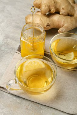 Zencefilli ve ballı çay fincanları.