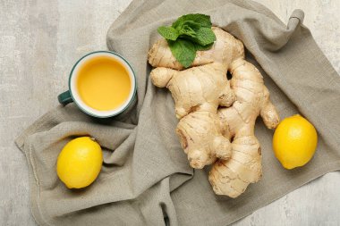 Zencefilli çay, nane ve arkaplanda limon.