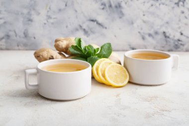 Zencefilli, naneli ve limonlu çay fincanları