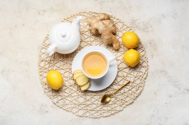 Zencefil ve limonlu çaydanlık ve çay.