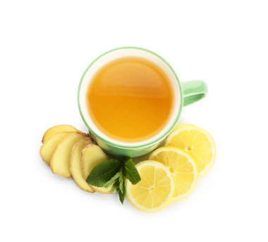 Beyaz arka planda zencefilli, naneli ve limonlu çay.