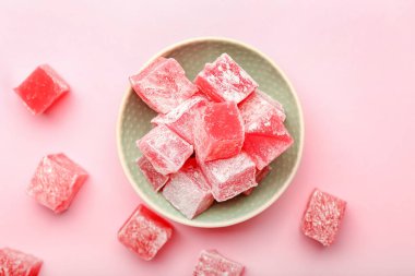 Arkaplanda Türk zevkine sahip bir kase