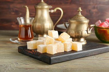 Türk zevkine sahip bir pano ve ahşap zemin üzerinde bir fincan çay.