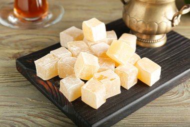 Ahşap arka planda Türk zevkine sahip tahta