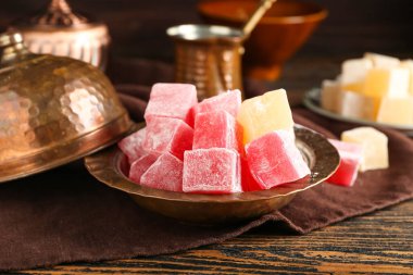 Ahşap zemin üzerinde Türk sevinci olan tabak