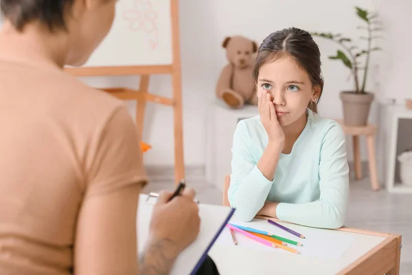 Menina Triste Durante Sessão Psicoterapia Casa — Fotografia de Stock