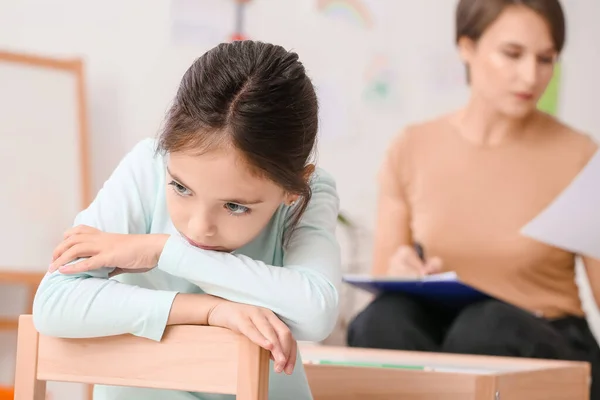 Trauriges Kleines Mädchen Bei Psychotherapie Hause — Stockfoto