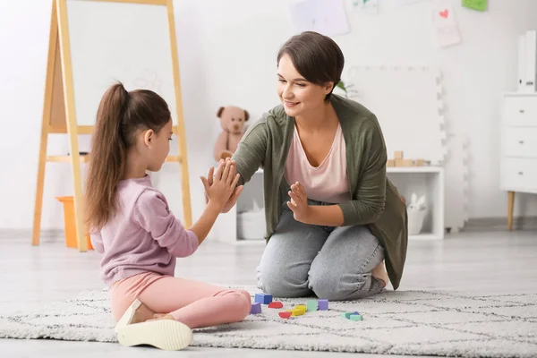 Psychologin Arbeitet Mit Kleinem Mädchen Hause — Stockfoto