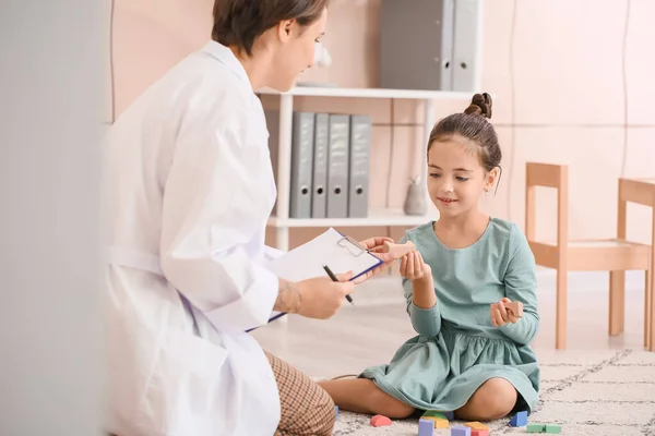 Psicóloga Que Trabaja Con Una Niña Casa — Foto de Stock