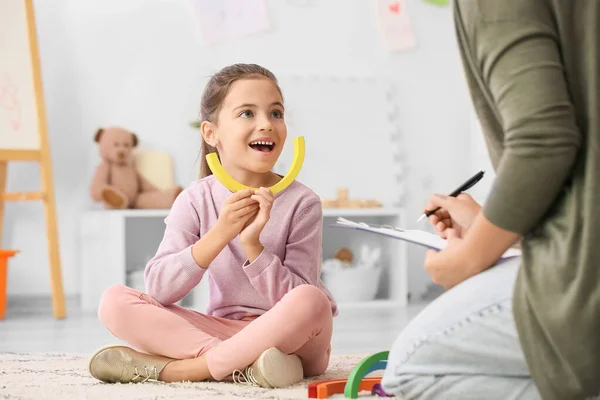 Mała Dziewczynka Podczas Sesji Psychoterapeutycznej Domu — Zdjęcie stockowe