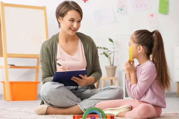 Female Psychologist Working Little Girl Home — Stock Photo, Image