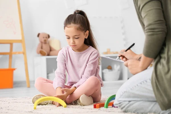 Kleines Mädchen Bei Psychotherapie Hause — Stockfoto