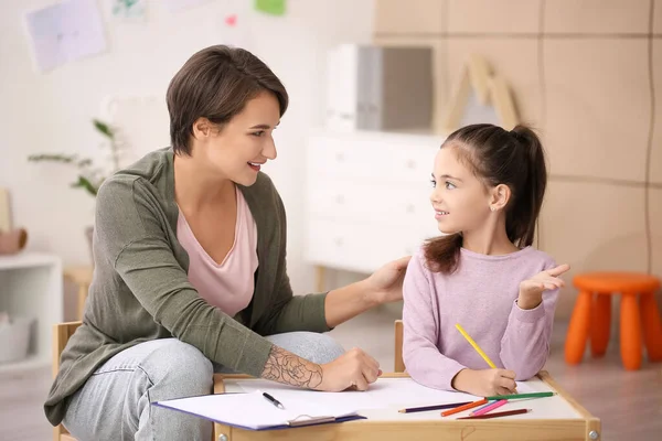 Female Psychologist Working Little Girl Home — Stock Photo, Image