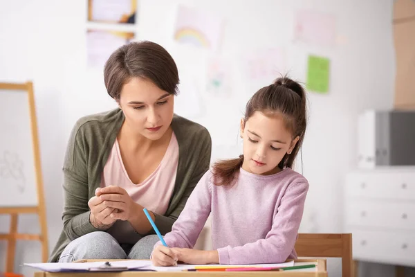 Psicóloga Que Trabaja Con Una Niña Casa — Foto de Stock