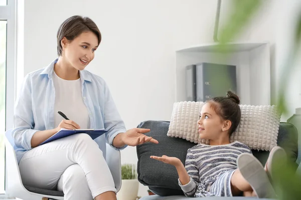 Psychologin Arbeitet Mit Kleinem Mädchen Büro — Stockfoto