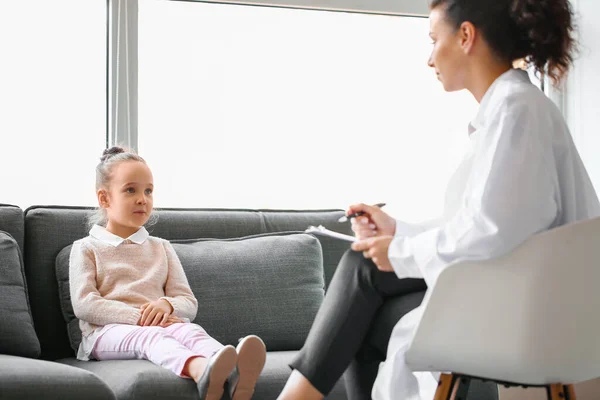 Psicóloga Femenina Trabajando Con Una Niña Consultorio —  Fotos de Stock