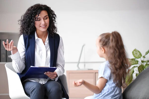 Psicóloga Femenina Trabajando Con Una Niña Consultorio — Foto de Stock