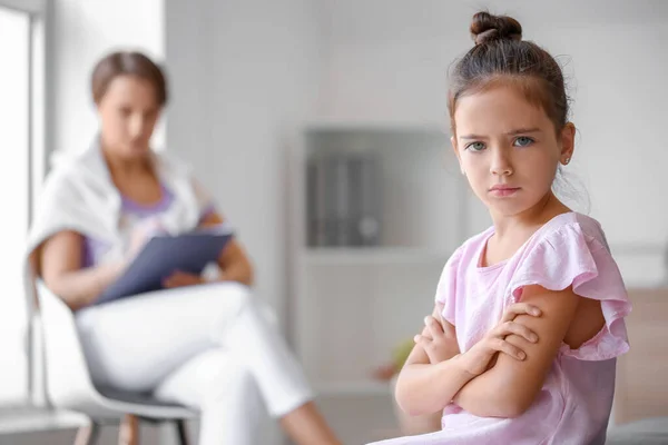 Trauriges Kleines Mädchen Beim Kinderpsychologen — Stockfoto