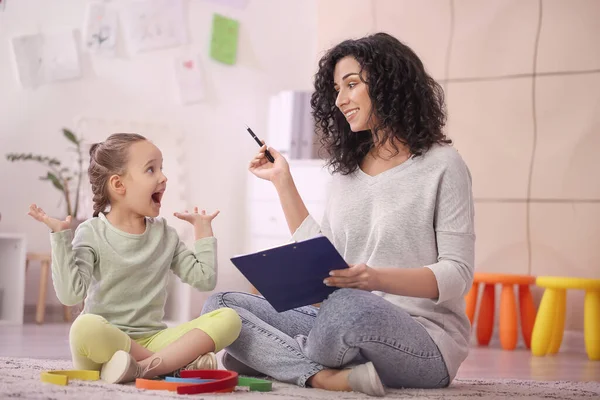 Psychologin Arbeitet Mit Kleinem Mädchen Hause — Stockfoto