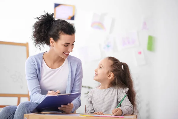 Female Psychologist Working Little Girl Home — Stock Photo, Image