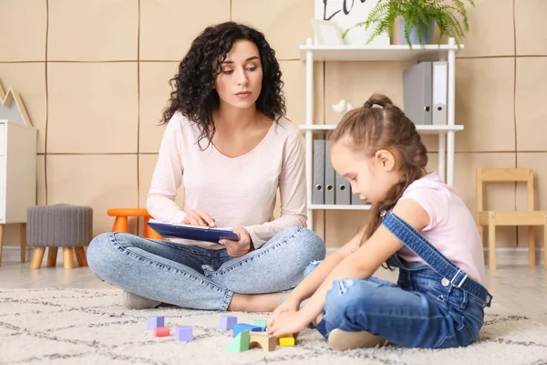 Female Psychologist Working Little Girl Home — Stock Photo, Image