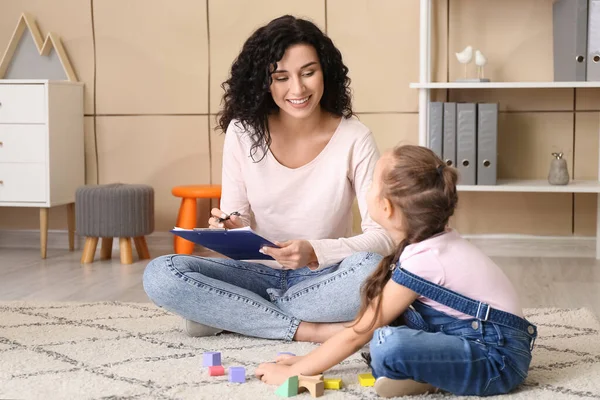 Female Psychologist Working Little Girl Home — Stock Photo, Image