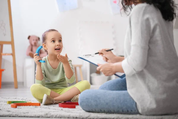 Female Psychologist Working Little Girl Home — Stock Photo, Image