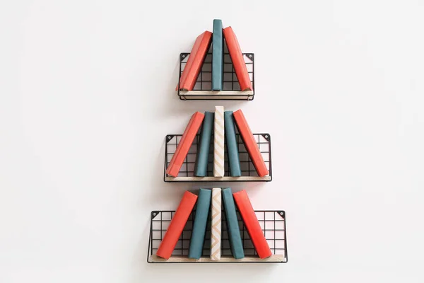 Composición Creativa Con Libros Sobre Estantes Pared Ligera — Foto de Stock