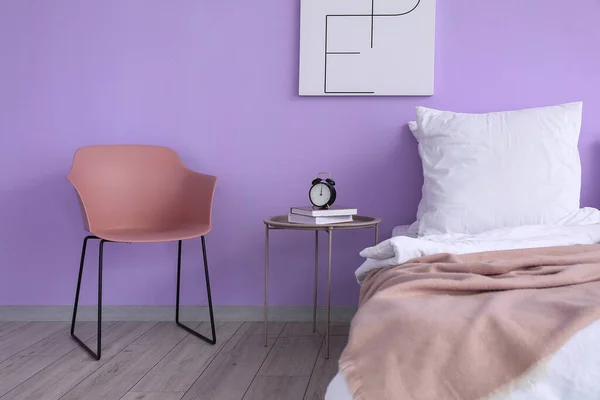 Yatak Odasının Kısmında Modern Komodin Sandalye — Stok fotoğraf