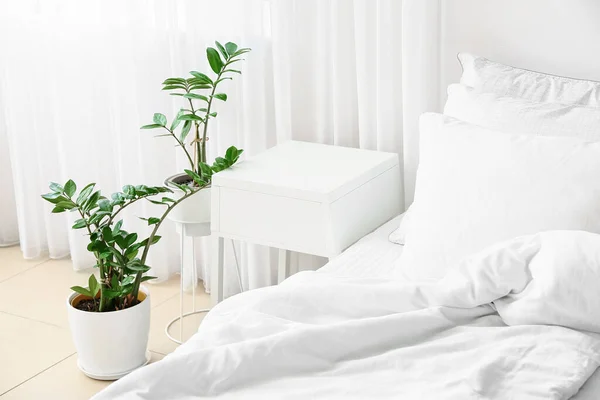 Yatak Odasının Kısmında Modern Komodin Çiçek Var — Stok fotoğraf