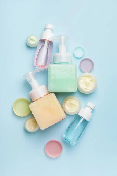 Verschillende Flessen Cosmetische Producten Kleur Achtergrond — Stockfoto