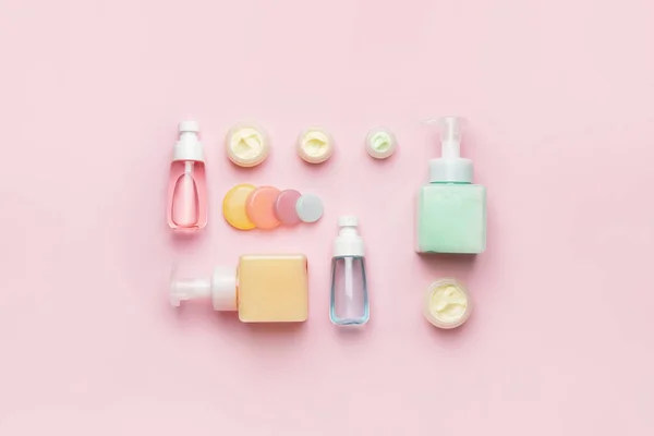 Conjunto Garrafas Com Produtos Cosméticos Sobre Fundo Cor — Fotografia de Stock