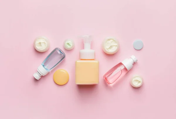 Conjunto Garrafas Com Produtos Cosméticos Sobre Fundo Cor — Fotografia de Stock