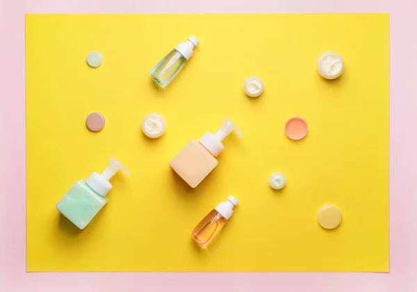 Μπουκάλια Διαφορετικά Καλλυντικά Προϊόντα Στο Φόντο Χρώμα — Φωτογραφία Αρχείου