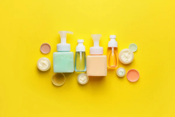 Botellas Con Diferentes Productos Cosméticos Sobre Fondo Color — Foto de Stock