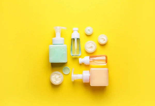 Flessen Met Verschillende Cosmetische Producten Kleur Achtergrond — Stockfoto
