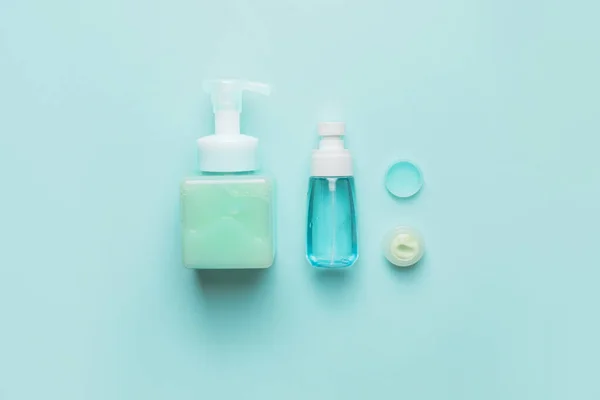 Diferentes Botellas Productos Cosméticos Sobre Fondo Color — Foto de Stock
