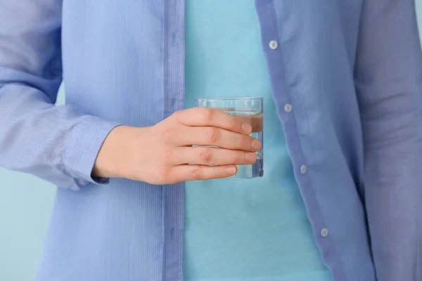 拿着杯子喝水的女人 特写镜头 — 图库照片