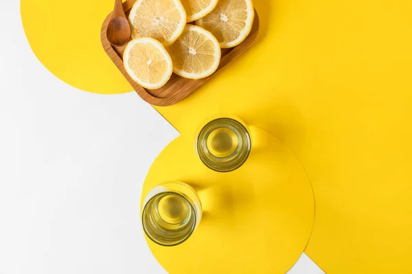 Gläser Wasser Und Zitronen Auf Farbigem Hintergrund — Stockfoto