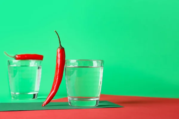 Vasos Agua Chile Sobre Fondo Color —  Fotos de Stock