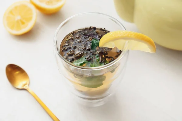 Taza Verde Caliente Con Limón Sobre Fondo Claro —  Fotos de Stock