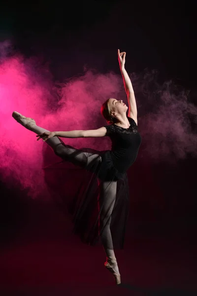 Hermosa Bailarina Joven Sobre Fondo Color Oscuro — Foto de Stock